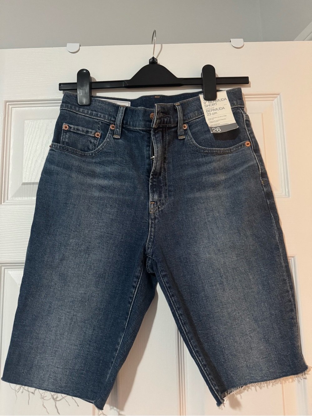 GAP Dark Wash Women’s Bermuda Jeans Shorts BNWT size 26 / 2